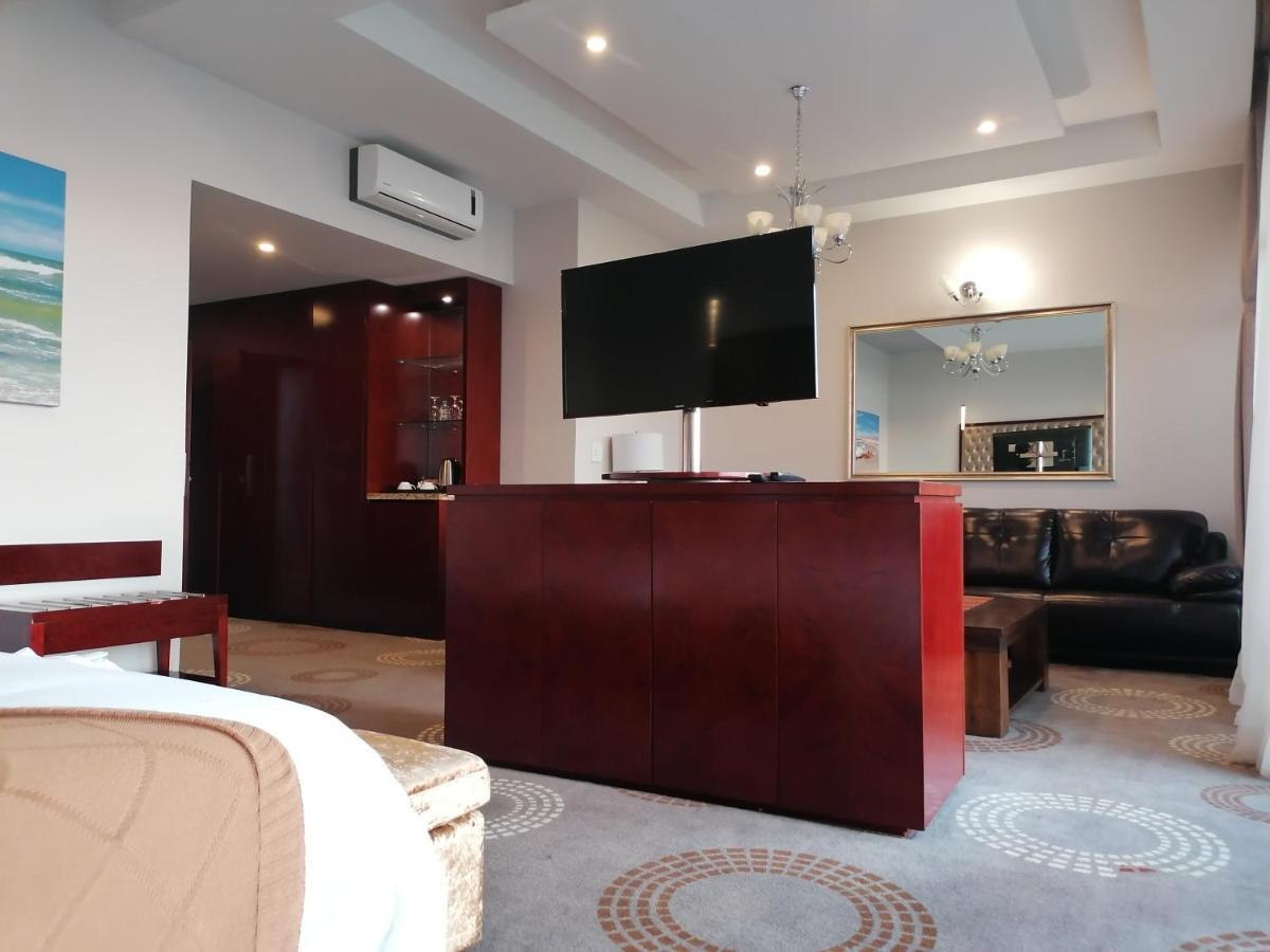 Flamingo Villas Boutique Hotel Уолфиш Бей Екстериор снимка